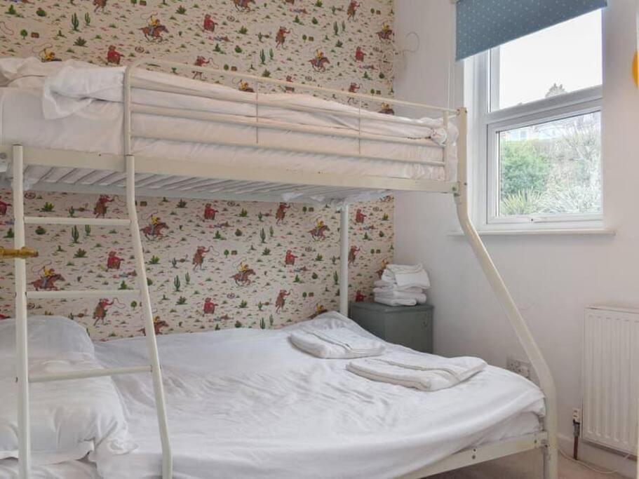 Chambercombe - Harbour View, Decking, Garden, Games Room, Sleeps 20 Villa *