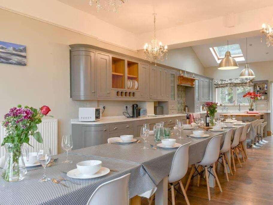 Chambercombe - Harbour View, Decking, Garden, Games Room, Sleeps 20 *