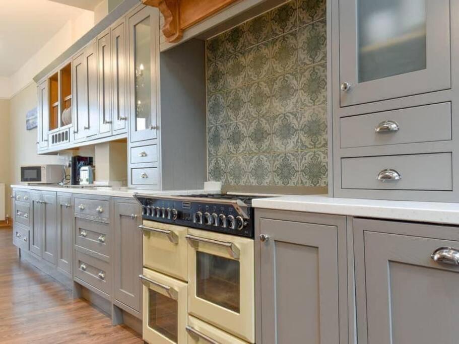 Chambercombe - Harbour View, Decking, Garden, Games Room, Sleeps 20 Villa